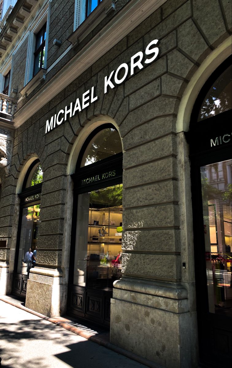 Modern Illuminated Signage for Interiors & Exteriors