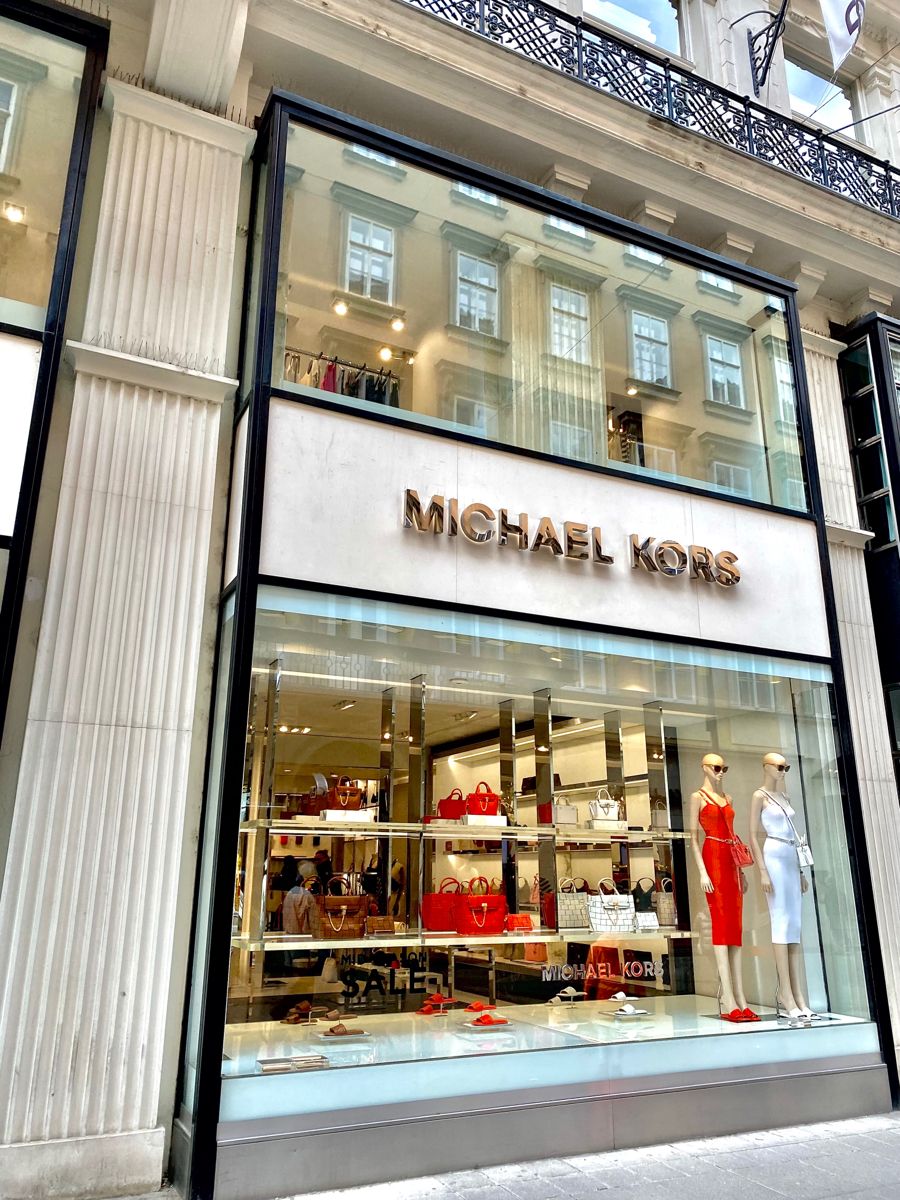 Modern Illuminated Signage for Interiors & Exteriors